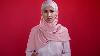 Baş ağrısı, migren, masaj yapan kadın.