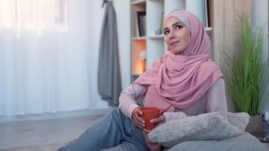 Sabah kahvesi, dinlenme, hayal kuran kadın.