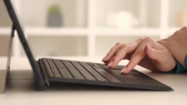 Ноутбук, що переглядає інтернет-серфінг рука жінки-гаджета — стокове відео