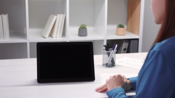 Videogesprek virtuele conferentie vrouw tablet kantoor — Stockvideo