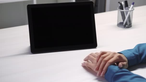 Webconferentie online briefing vrouw handen tablet — Stockvideo