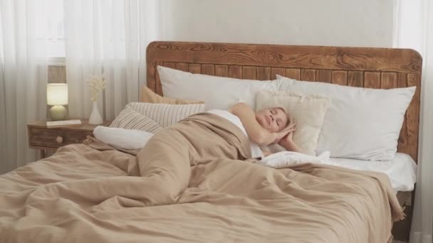 Godendo mattina sveglia donna comfort sonno — Video Stock