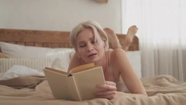 Genieten van het lezen van gelukkig vrouw thuis rust glimlachen — Stockvideo