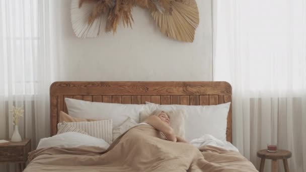 Weekend vila sovande kvinna fritid morgon — Stockvideo