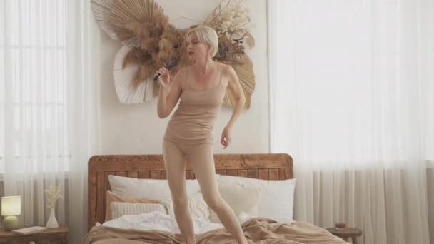 Gelukkig nieuwe dag grappige vrouw doen alsof zanger — Stockvideo