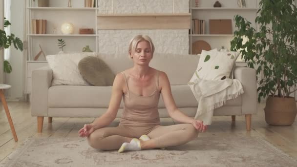 Гармония утренняя медитирующая женщина мирное равновесие — стоковое видео