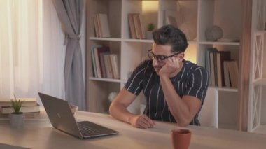 Sıkıcı video yorgun adam çevrimiçi ders yorgun