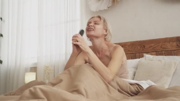 Ранкова весела смішна жінка музика хвилювання — стокове відео