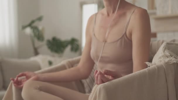 การฝึกโยคะ ผู้หญิงที่เงียบสงบ ความสามัคคีทางจิต — วีดีโอสต็อก