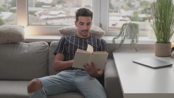 Freizeit am Wochenende entspannter Mann beim Lesen — Stockvideo