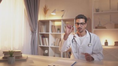 Vitaminler reçeteli erkek doktor konsültasyonu
