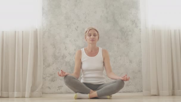 Mente pacífica meditación mujer casa práctica — Vídeo de stock