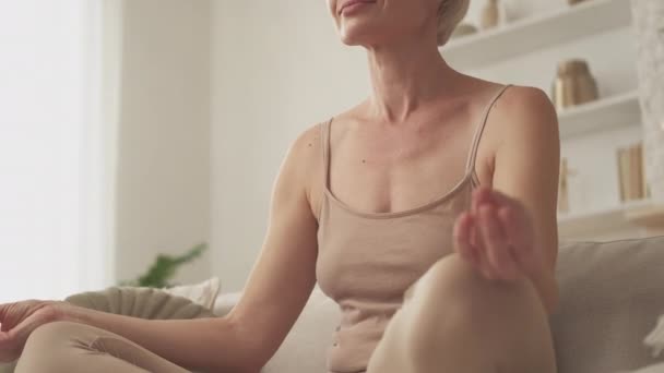 Утренний мир медитирует женщина гармонии баланс — стоковое видео