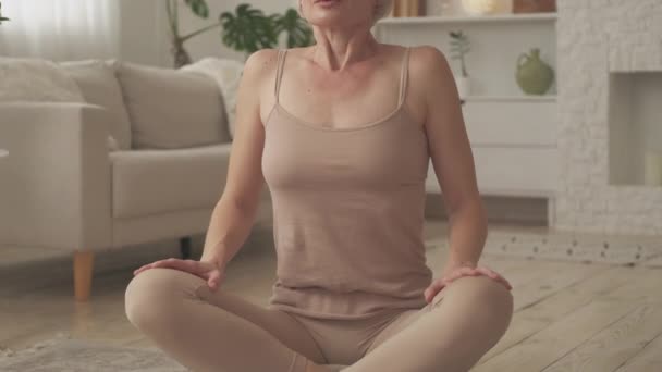 Gesunder Lebensstil meditiert weibliche Körperharmonie — Stockvideo