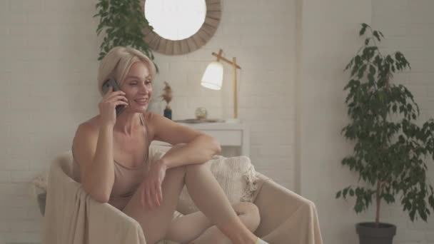 Amigos virtuais mulher feliz comunicação móvel — Vídeo de Stock