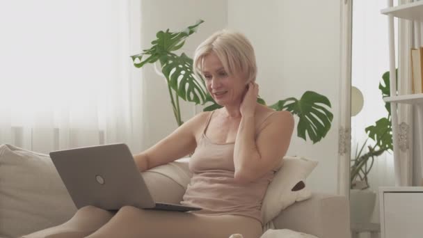Online komunikace pozitivní žena přátelský — Stock video