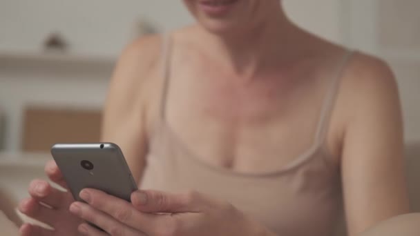 Mensagem on-line casual mulher tecnologia móvel — Vídeo de Stock