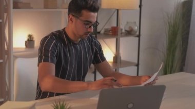 Meşgul adam geç saate kadar muhasebe veri raporu