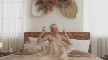 Mutlu sabahlar. Heyecanlı kadın müzik dinliyor.