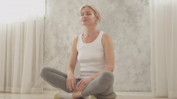 Genezing yoga vreedzame vrouw thuis praktijk — Stockvideo