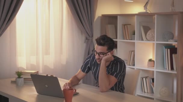 Dálkové vzdělávání vyčerpaný muž online lekce — Stock video