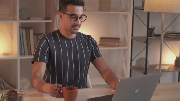 Trabalho freelance relaxado homem comunicação online — Vídeo de Stock