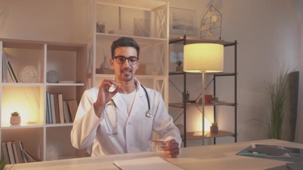 Kiegészítők tabletták férfi orvos online konzultáció — Stock videók