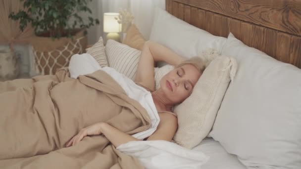 Desfrutando manhã cochilando mulher lazer fim de semana — Vídeo de Stock