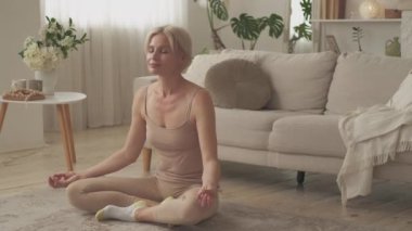 Meditasyon uygulaması. Huzurlu kadın zihni.