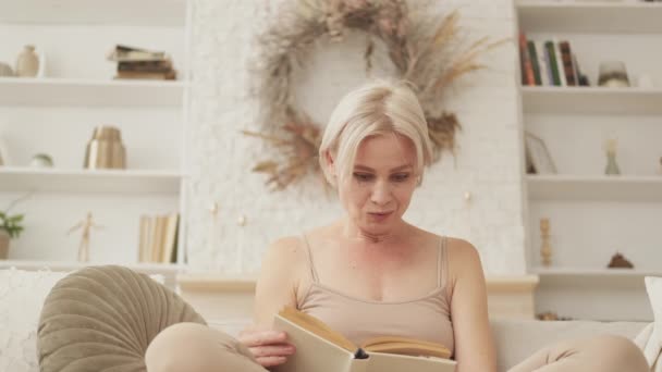 Интересная книга вдохновила женщину наслаждаться отдыхом — стоковое видео