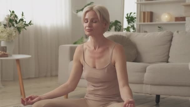 Práctica de yoga meditando mujer mente pacífica — Vídeo de stock