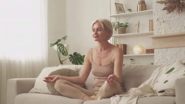 Meditação pacífica inspirada mulher energia de cura — Vídeo de Stock