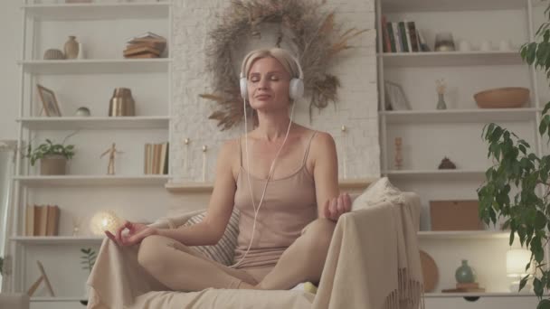 Harmonia dzień medytacji kobieta spokojna równowaga — Wideo stockowe