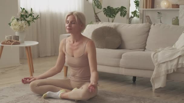 Praktyka medytacji harmonia kobieta spokojny umysł — Wideo stockowe