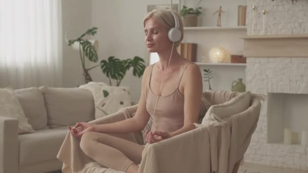 Egészséges meditáció harmónia nő békés egyensúly — Stock videók