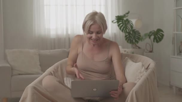 Comunicação virtual excitado distância mulher — Vídeo de Stock