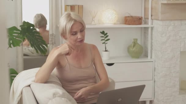 Amigos virtuais mulher casual conexão online — Vídeo de Stock