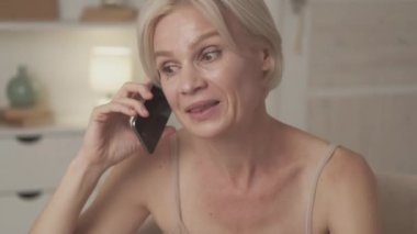 Hoş bir çağrı. Heyecanlı kadın mobil iletişim.