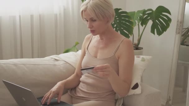 オンラインでの支払いは女性の金融操作を困惑 — ストック動画
