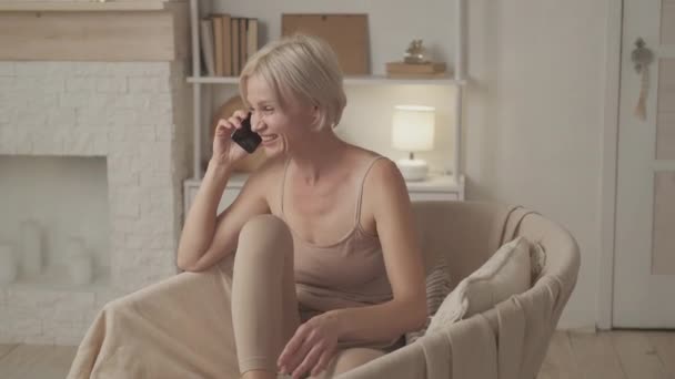 Nouvelles mobiles femme heureuse communication agréable — Video