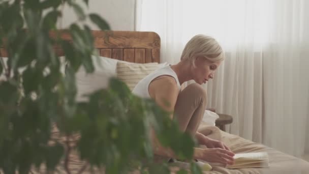 Натхненний читанням випадкова жінка додому дозвілля красиво — стокове відео