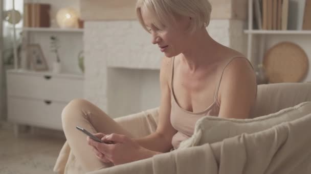 Мобильный флирт счастливая женщина онлайн общение — стоковое видео