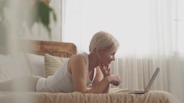 Virtuální komunikace zmatená žena internet — Stock video