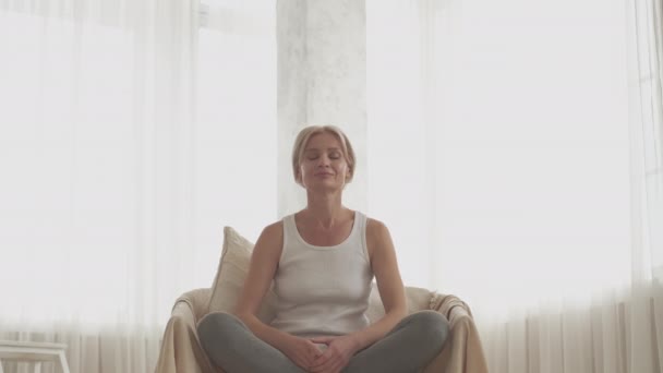 Avslappning praxis fredlig kvinna hem meditation — Stockvideo
