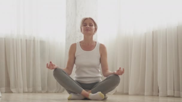 Vie saine femme paisible yoga pratique calme — Video
