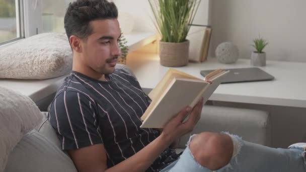 Gostando de ler homem curioso repouso em casa bonito — Vídeo de Stock