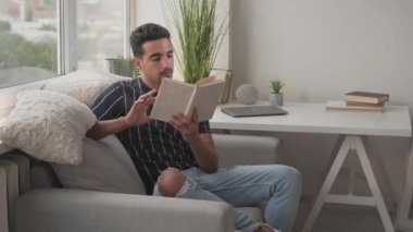 evde eğitim meraklısı adam araştırma bilgileri