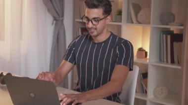 Çevrimiçi iletişim mutlu adam sanal arkadaşları