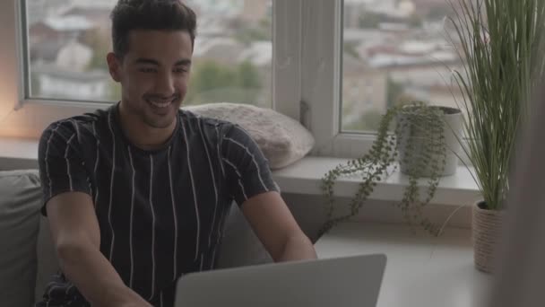 Comunicação on-line homem feliz bate-papo amigável — Vídeo de Stock