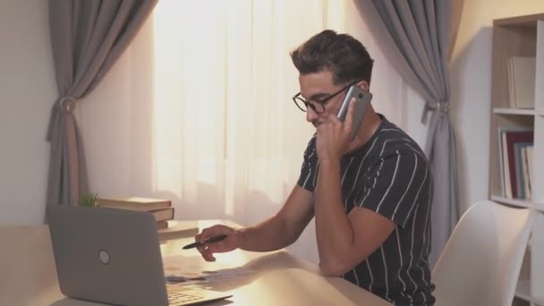 Travail de bureau occupé homme mobile accord occasionnel — Video